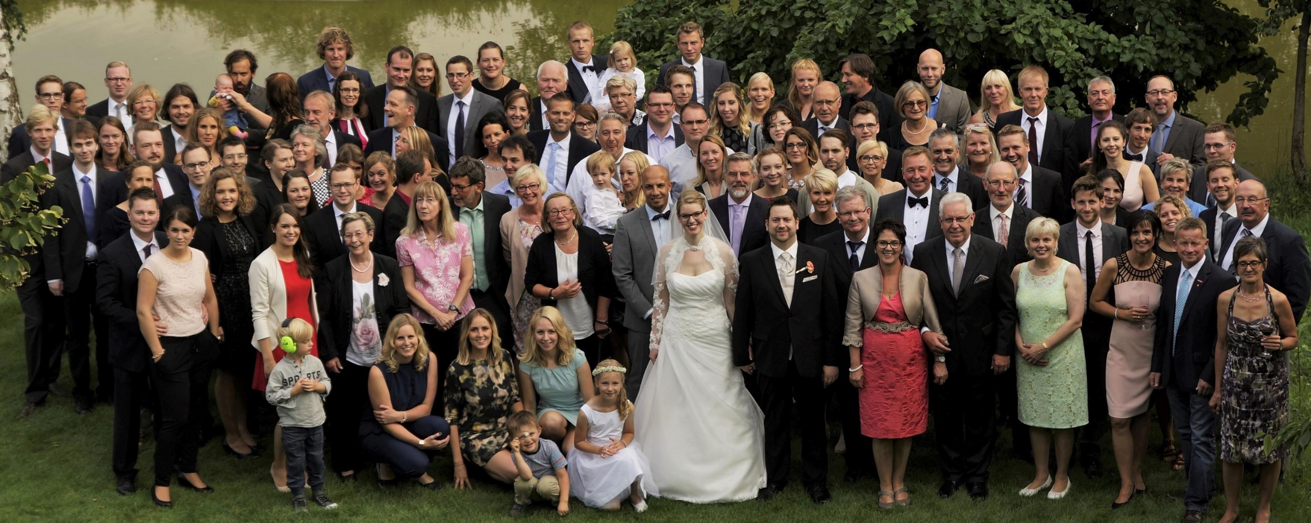 Gruppenfoto der Hochzeitsgesellschft DJ Fotograf Gruppenfoto Hochzeit